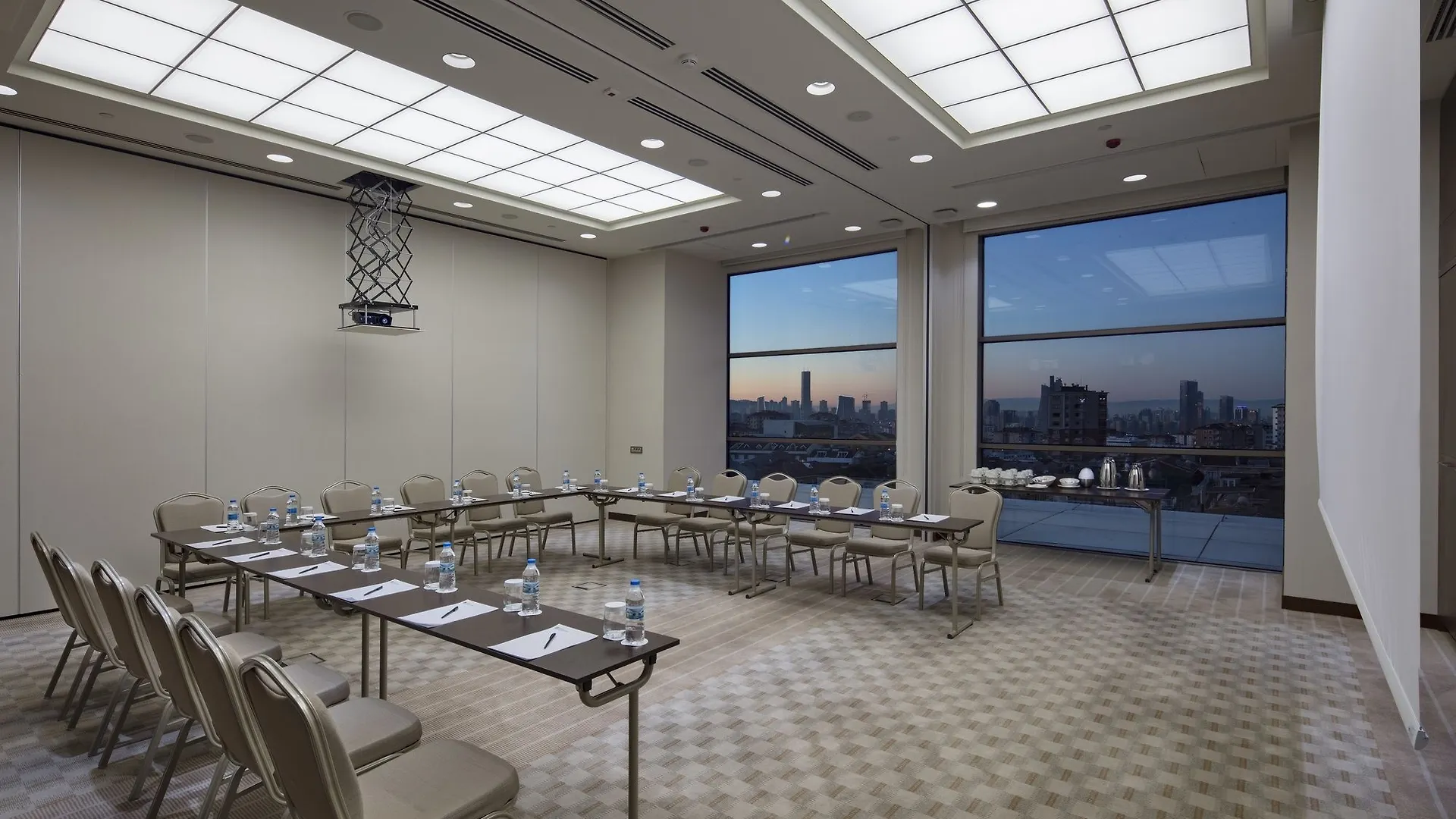 Отель Doubletree By Hilton Istanbul Umraniye 5*,